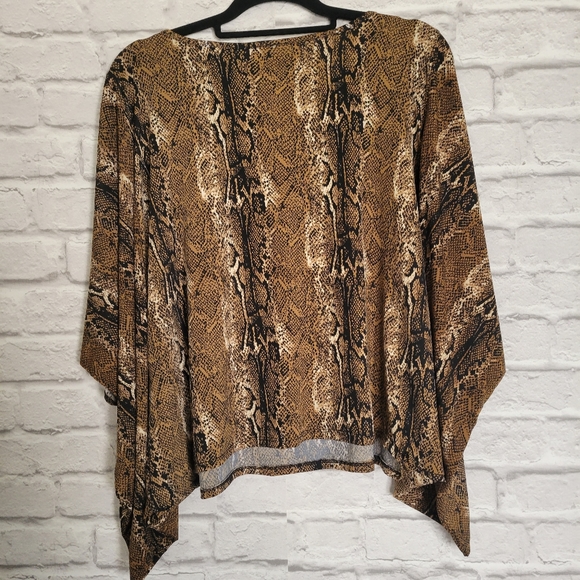 Uptown Vibe snake skin flowy top size petite large - Picture 9 of 10